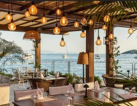 Villa Le Chic Bodrum-Ocean Front Luxury Villa, 5-Star Hotel Amenities, Close To Bodrum Downtown